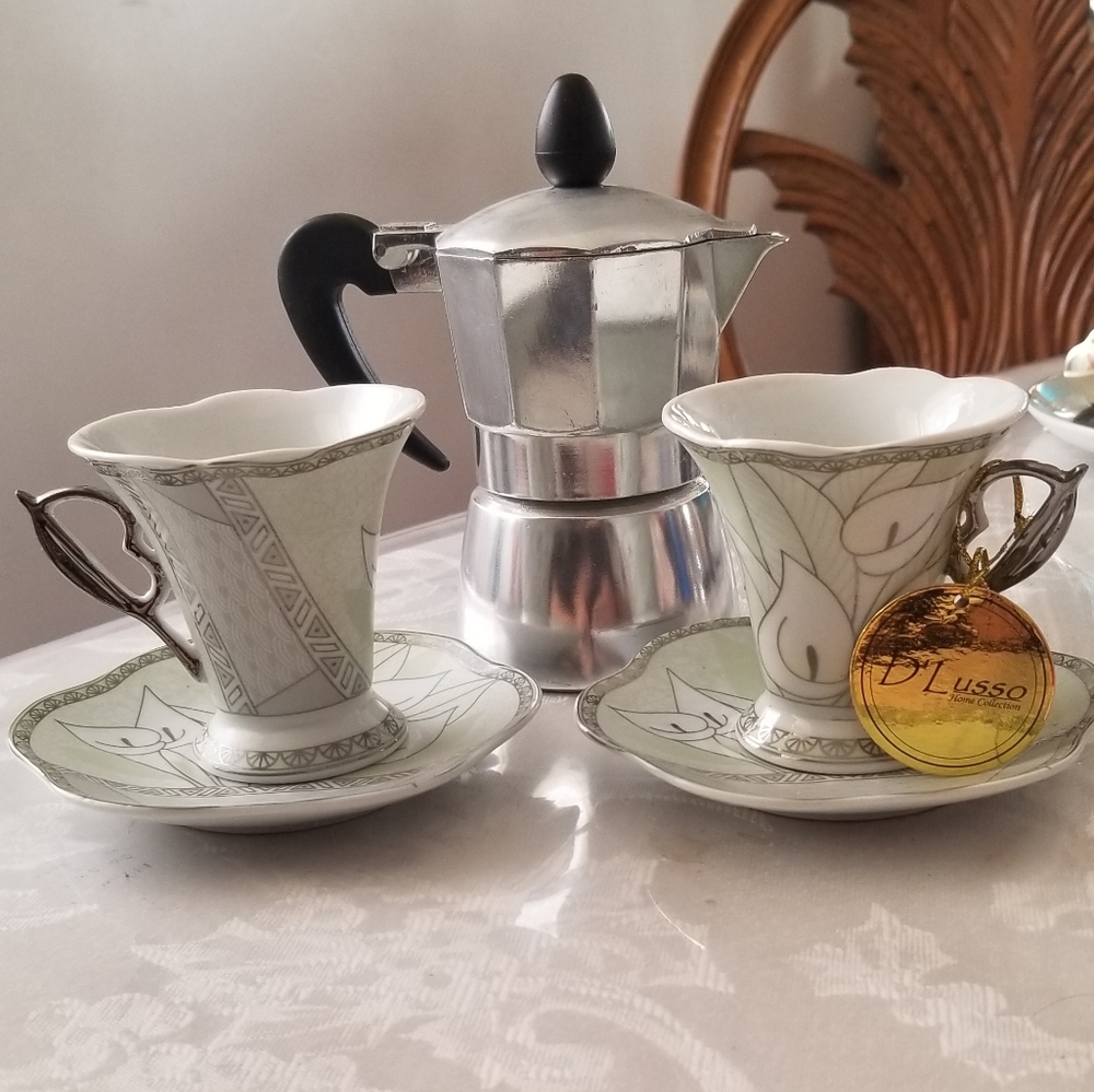 Set coffee pot with cups and saucers
